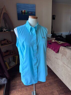 Columbia PFG sleeveless fishing shirt in light blue, size L.